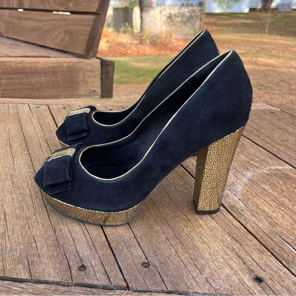 Menbur Black Pumps with Gold Heel - Picture 2 of 6